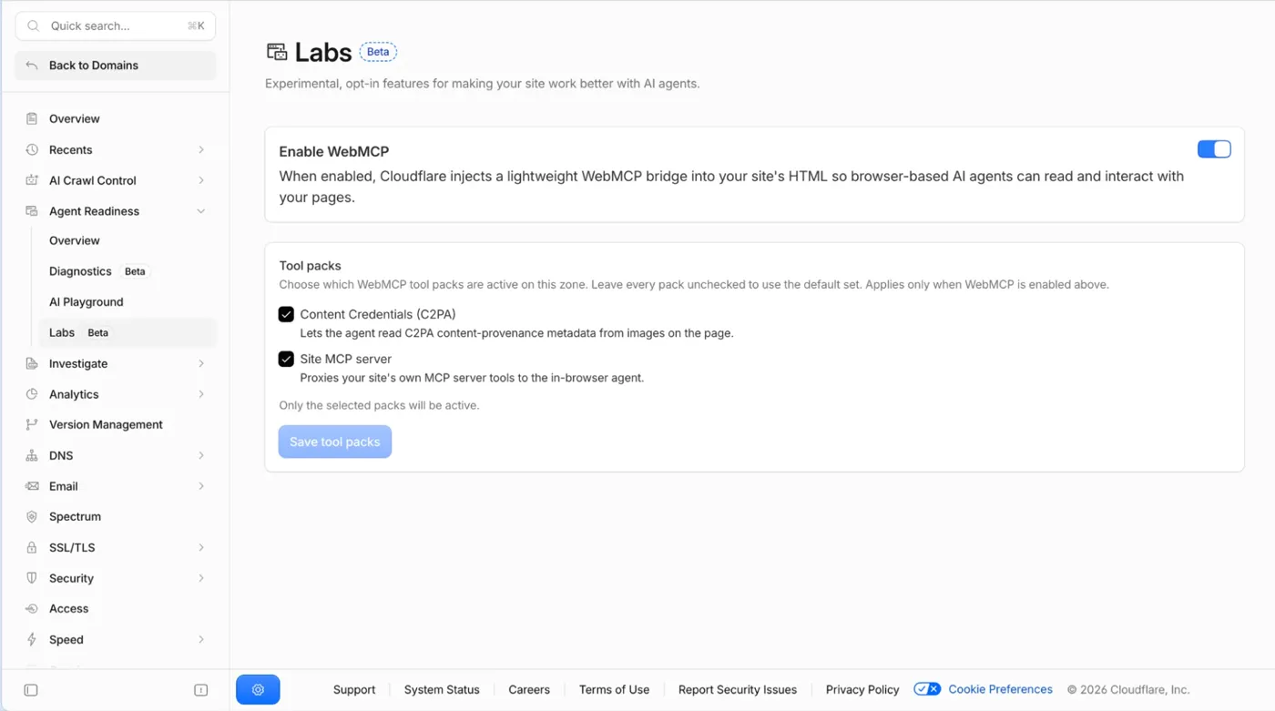 Cloudflare ダッシュボードの WebMCP 設定画面。ドメインに対して WebMCP を有効化するトグルと、Content Credentials・Site MCP Server の2つのツールパックの選択肢が表示されている